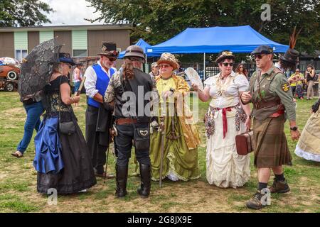 Männer und Frauen in Kostümen auf einem Retro- und Steampunk-Festival in Tauranga, Neuseeland Stockfoto