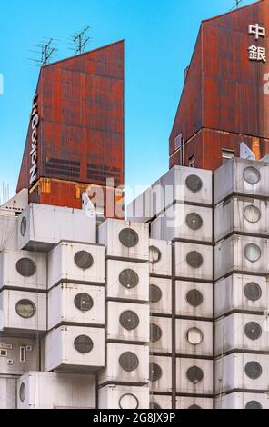 tokio, japan - juli 05 2021: Nahaufnahme auf dem verrosteten Wellblechdach des berühmten Nakagin Capsule Tower-Gebäudes, das 1972 vom Japaner A geschaffen wurde Stockfoto
