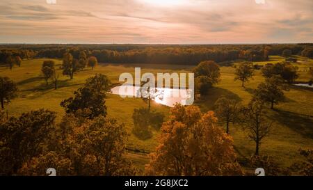 Sonnenuntergang über hügeligen Hügeln Stockfoto