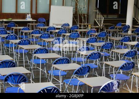 englische Schulhalle voller Reihen von Stühlen und Tischen für Prüfungen in london Schule england großbritannien Stockfoto