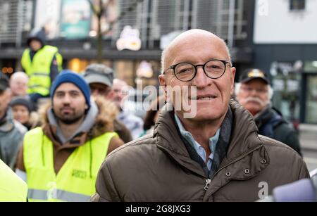 Der Bundestagsabordnung von der CSU Bernhard Loos bei der Kundgebung. In München haben sich 100 - 150 Gegnerinnen und Gegner von Fahrverbotsen entfernt. Organized is the Demo of the Automobilclub Mobil. Auch einige Rechtsextreme und AfD-Funktionen haben an der Kundenumgebung teilgenommen und ausgeredet. (Foto von Alexander Pohl/Sipa USA) Stockfoto