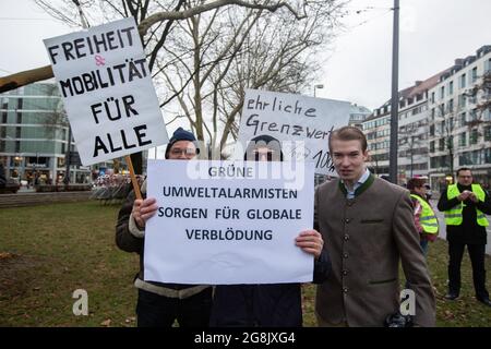 Aktivieren gegen Fahrverbote mit Schildern und Plakaten mit der Aufschrift Freiheit & Mobilität für alle, Grüne Umweltalisten sorgen für globale Verblöung, ehrliche Grenzwerte 40 ppm durchgestrichen 100 ppm. In München haben sich 100 - 150 Gegnerinnen und Gegner von Fahrverbotsen entfernt. Organized is the Demo of the Automobilclub Mobil. Auch einige Rechtsextreme und AfD-Funktionen haben an der Kundenumgebung teilgenommen und ausgeredet. (Foto von Alexander Pohl/Sipa USA) Stockfoto