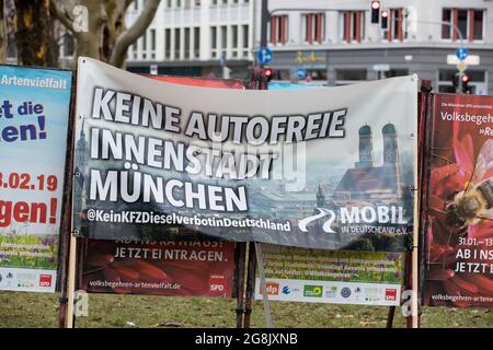 Banner von Mobil mit dem Schriftzug Keine Autofreie Innenstadt München. In München haben sich 100 - 150 Gegnerinnen und Gegner von Fahrverbotsen entfernt. Organized is the Demo of the Automobilclub Mobil. Auch einige Rechtsextreme und AfD-Funktionen haben an der Kundenumgebung teilgenommen und ausgeredet. (Foto von Alexander Pohl/Sipa USA) Stockfoto