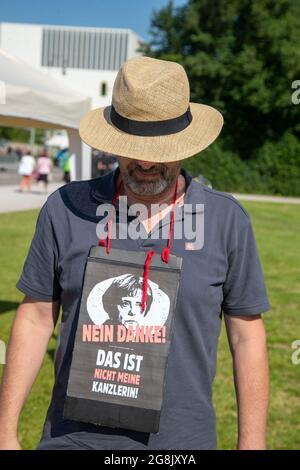 Demonstrant schaut auf sein Schild gegen Bundeskanzlerin Angela Merkel ( CDU ). Neevery have am 13. Juni 2020 wenig undert Menschen gegen die Coronamaßnahme demonstriert. The Organisator*innen reneut for may to 10.000 Demoteilnehmende hatten verloren, werd only Tausend erlobt, the but not kamen. Unter den Demonstrant*innen waren viele Rechtsextreme und Verschwobenensideolog*innen. (Foto: Alexander Pohl/Sipa USA) Quelle: SIPA USA/Alamy Live News Stockfoto