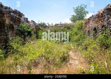 Steinreste einer verlassenen und ehemaligen Seidenmühle im Libanon Stockfoto