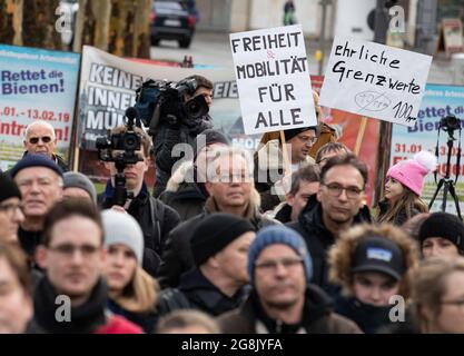 Aktivieren gegen Fahrverbote mit Schildern und Plakaten mit der Aufschrift Freiheit & Mobilität für alle, ehrliche Grenzwerte 40 ppm durchgestrichen 100 ppm. In München haben sich 100 - 150 Gegnerinnen und Gegner von Fahrverbotsen entfernt. Organized is the Demo of the Automobilclub Mobil. Auch einige Rechtsextreme und AfD-Funktionen haben an der Kundenumgebung teilgenommen und ausgeredet. (Foto: Alexander Pohl/Sipa USA) Quelle: SIPA USA/Alamy Live News Stockfoto