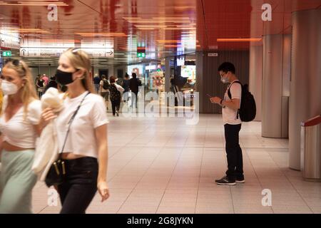 In der U-Bahn. Menschen am 13. Juni 2020 sind in der Fußgängerzone in München trotz Corona in bester Kauflaune. Die Straßen und Geschäfte sind voll. (Foto: Alexander Pohl/Sipa USA) Quelle: SIPA USA/Alamy Live News Stockfoto