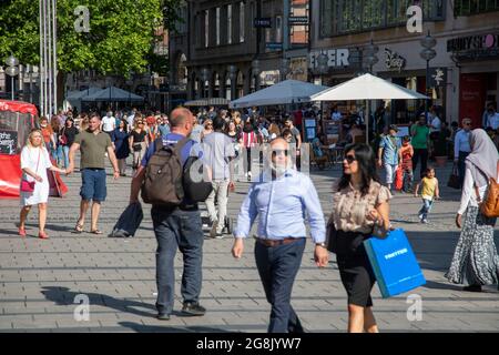 Menschen am 13. Juni 2020 sind in der Fußgängerzone in München trotz Corona in bester Kauflaune. Die Straßen und Geschäfte sind voll. (Foto: Alexander Pohl/Sipa USA) Quelle: SIPA USA/Alamy Live News Stockfoto