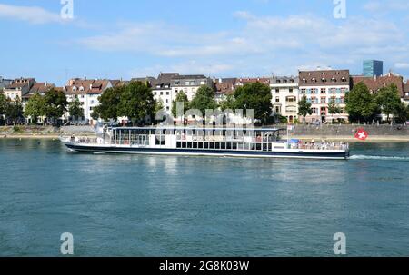 Touristen fahren entlang des Rheins in Basel Schweiz. Stockfoto