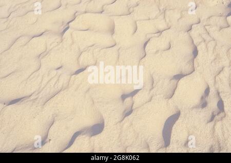 Abstrakter Hintergrund mit Wellen aus Sand am Strand. Stockfoto