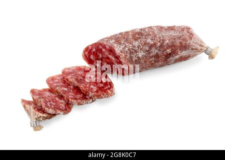 Kleine italienische Salami mit Scheiben geschnitten, Wurst genannt Cacciatorino isoliert auf weiß, kopieren Raum Stockfoto