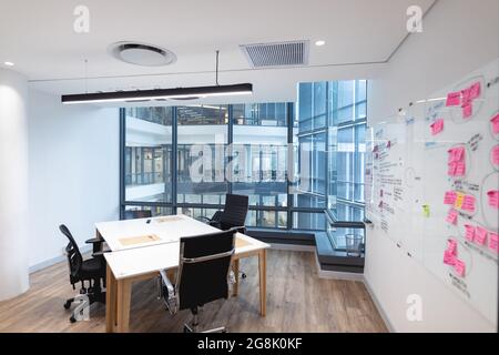 Innenraum eines leeren Konferenzraums im modernen Büro Stockfoto