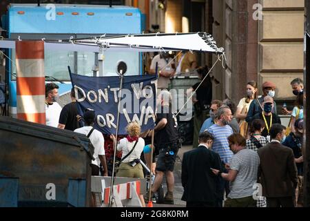 Glasgow, Schottland, Großbritannien. 20. Juli 2021. IM BILD: Darsteller, die zwischen dem Start- und dem Filmset zu sehen sind. Dreharbeiten am Set von Indiana Jones 5 mitten im Stadtzentrum von Glasgow, als der Hollywood-Blockbuster Glasgow als New York City aufstellte. Eine vollständige Produktion ist zu sehen, mit einer großen Besetzung, Produzenten und Extras. Das Stadtzentrum wurde so verändert, dass alle Ladenfronten und Gebäude wie 1959 Amerika aussehen. Quelle: Colin Fisher Stockfoto