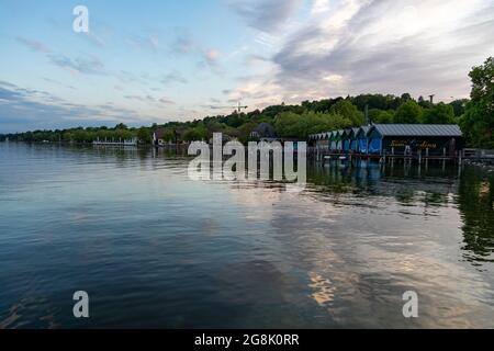 Starnberg, Deutschland. Mai 2020. Blick auf den Starnberger See am Abend. Sonnenschein und Sonnenuntergang in Starnberg am Starnberger See am 19. Mai 2020. (Foto: Alexander Pohl/Sipa USA) Quelle: SIPA USA/Alamy Live News Stockfoto