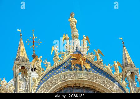 goldener geflügelter Löwe der Markusbasilika in Venedig. Die Hauptkirche der Stadt, befindet sich auf dem Markusplatz beliebtes Wahrzeichen der Stadt Venedig in Italien Stockfoto