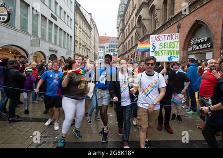 München, Deutschland. Juli 2019. Am 13.7.2019 feierten Hunderttausende den Pride ( Christopher Street Day ) in München. Mehrere LGBTQ-Gruppen nahmen Teil. (Foto: Alexander Pohl/Sipa USA) Quelle: SIPA USA/Alamy Live News Stockfoto