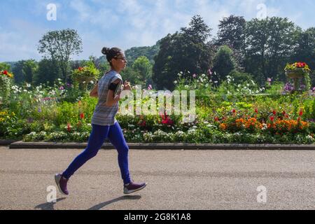 Preston, Lancashire . Wetter in Großbritannien. Die Anwohner genießen die Morgensonne im Avenham Park und erwarten einen weiteren heißen Sommertag. Die Temperaturen über Nacht von 20 Grad deuten darauf hin, dass heute mit den Wetterwarnungen der heißeste Tag seit einiger Zeit sein kann. Quelle: MediaWorldImages/AlamyLiveNews Stockfoto