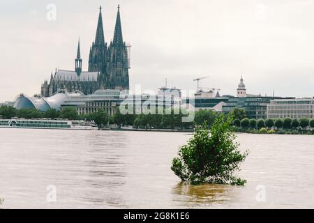 Berlin, Deutschland. Juli 2021. Das Ufer des Rheins wird in Köln, Westdeutschland, am 15. Juli 2021 überflutet gesehen. Quelle: Tang Ying/Xinhua/Alamy Live News Stockfoto