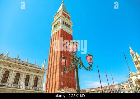 Details von Venedig, San Marco Platz von Venedig Stadt. Der Markusglockenturm und seine berühmten Straßenlaternen aus nächster Nähe. Stockfoto