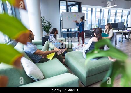 Eine vielfältige Gruppe kreativer Kollegen spricht beim Brainstorming Stockfoto