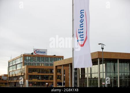 Infineon Hauptgebäude und Fahne in Neubiberg bei München am 12. November 2019. Infineon Technologies AG ist ein deutscher Halbleiter Hersteller mit ungefähr 40.000 Angestellten. (Foto: Alexander Pohl/Sipa USA) Quelle: SIPA USA/Alamy Live News Stockfoto
