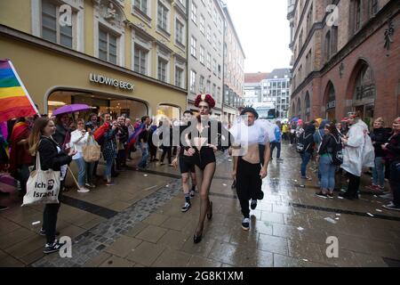 München, Deutschland. Juli 2019. Am 13.7.2019 feierten Hunderttausende den Pride ( Christopher Street Day ) in München. Mehrere LGBTQ-Gruppen nahmen Teil. (Foto: Alexander Pohl/Sipa USA) Quelle: SIPA USA/Alamy Live News Stockfoto