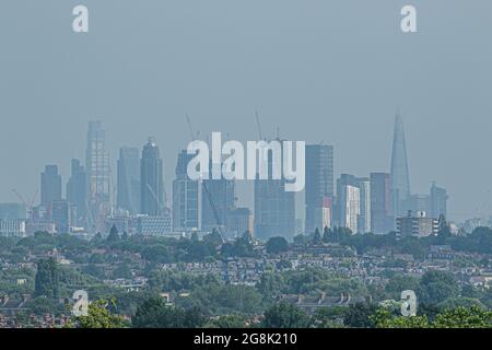 WIMBLEDON LONDON 21 Juli 2021 . Der London Shard und das Finanzviertel von Wimbledon aus gesehen, an einem heißen, schwellenden Tag in der Hauptstadt unter einem schimmernden Dunst. Das Met-Büro hat eine extreme, bernsteinfarbene Warnung ausgegeben, da die Temperaturen während der Mini-Hitzewelle, die voraussichtlich bis zum Wochenende andauern wird, 33 Grad Celsius erreichen. Es wurden mehrere Todesfälle aufgrund der extremen Hitze gemeldet. Credit amer Ghazzal/Alamy Live News Stockfoto