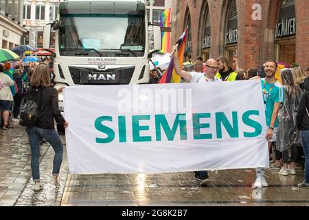 München, Deutschland. Juli 2019. Siemens. Am 13.7.2019 feierten Hunderttausende den Pride ( Christopher Street Day ) in München. Mehrere LGBTQ-Gruppen nahmen Teil. (Foto: Alexander Pohl/Sipa USA) Quelle: SIPA USA/Alamy Live News Stockfoto