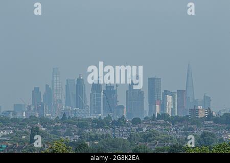 WIMBLEDON LONDON 21 Juli 2021 . Der London Shard und das Finanzviertel von Wimbledon aus gesehen, an einem heißen, schwellenden Tag in der Hauptstadt unter einem schimmernden Dunst. Das Met-Büro hat eine extreme, bernsteinfarbene Warnung ausgegeben, da die Temperaturen während der Mini-Hitzewelle, die voraussichtlich bis zum Wochenende andauern wird, 33 Grad Celsius erreichen. Es wurden mehrere Todesfälle aufgrund der extremen Hitze gemeldet. Credit amer Ghazzal/Alamy Live News Stockfoto