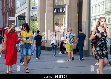 Viele Menschen nutzen den Samstag um in der Innenstadt Geschäfte zu tätigen und durch die Geschäfte zu stöbern. Vor einigen Lädchen gat es auch lange Schlangen. - VIELE Leute nutzten den samstag zum Einkaufen. (Foto: Alexander Pohl/Sipa USA) Quelle: SIPA USA/Alamy Live News Stockfoto