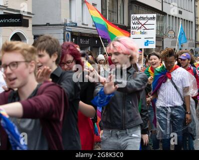 München, Deutschland. Juli 2019. Am 13.7.2019 feierten Hunderttausende den Pride ( Christopher Street Day ) in München. Mehrere LGBTQ-Gruppen nahmen Teil. (Foto: Alexander Pohl/Sipa USA) Quelle: SIPA USA/Alamy Live News Stockfoto