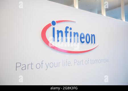 Das Infineon Logo am 12. November 2019 bei der Jahres PK von Infineon Technologies in Neubiberg bei München. Infineon ist ein deutscher Halbleiter Hersteller mit ungefähr 40.000 Angestellten. (Foto: Alexander Pohl/Sipa USA) Quelle: SIPA USA/Alamy Live News Stockfoto