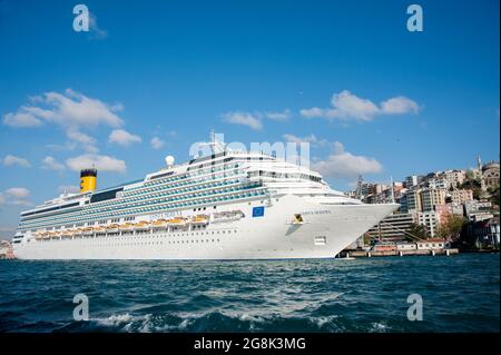 Karakoy,Beyoglu/İstanbul - 4/29/2010:das Schiff im Bosporus Stockfoto