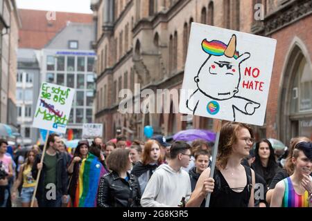 München, Deutschland. Juli 2019. Am 13.7.2019 feierten Hunderttausende den Pride ( Christopher Street Day ) in München. Mehrere LGBTQ-Gruppen nahmen Teil. (Foto: Alexander Pohl/Sipa USA) Quelle: SIPA USA/Alamy Live News Stockfoto