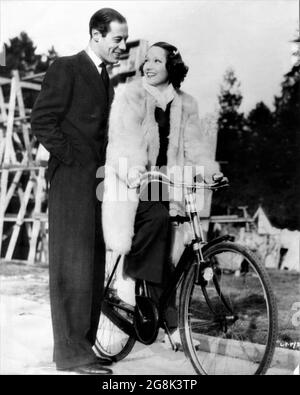 REX HARRISON und MERLE OBERON am Set offen in den Denham Studios im Dezember 1937 zu Beginn der Dreharbeiten zu OVER THE MOON 1939 Regisseur THORNTON FREELAND Geschichte Robert E. Sherwood Produzent Alexander Korda London Film Productions / United Artists Stockfoto