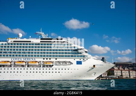 Karakoy,Beyoglu/İstanbul - 4/29/2010:das Schiff im Bosporus Stockfoto