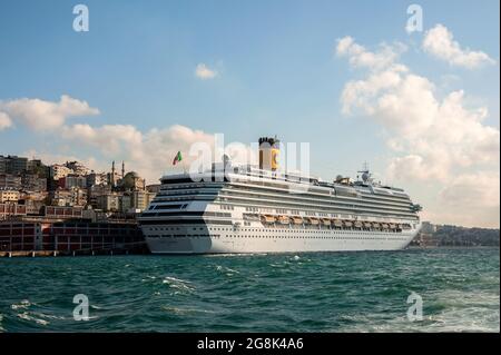 Karakoy,Beyoglu/İstanbul - 4/29/2010:das Schiff im Bosporus Stockfoto