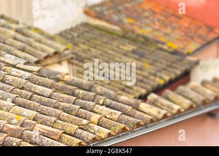 Alte Dachziegel auf dem Dach eines alten Hauses als nahtlose Muster Stockfoto