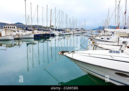 Der Yachthafen von Port de Pollenca an einem windstillen Tag im Winter, die baleareninsel Mallorca oder Mallorca. Stockfoto