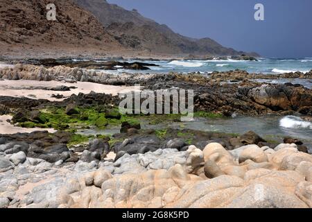 Landschaft. Felsiger Strand im Süden von Oman, Salalah, Mittlerer Osten Stockfoto