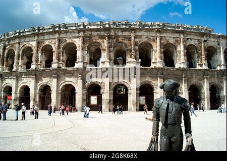 Nimes Frankreich April 4 2011: Arena von Nimes EIN perfekt erhaltenes römisches Amphitheater EINE Statue eines Matadors vor dem Gebäude Stockfoto