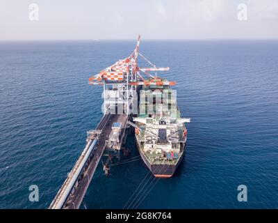 Bulk-Containerschiff entlädt Kohle im Hafen des Kraftwerks. Stockfoto