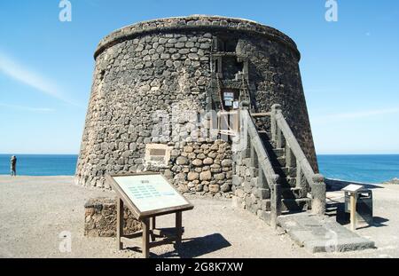 Fuerteventura, Spanien Fischerdorf El Cotillo Blick auf den historischen Wachturm El Toston mit Blick auf den Atlantik Copy space Stockfoto