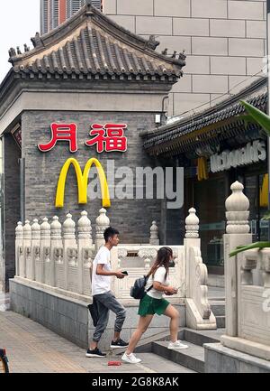 Peking, China. Juli 2021. Chinesen besuchen am Mittwoch, den 21. Juli 2021, ein neues McDonald's in der Innenstadt von Peking. McDonalds CEO Steve Easterbrook sagt, dass China, sein zweitgrößter Markt, trotz der Spannungen zwischen den USA und China hinsichtlich Handel und Zöllen weiterhin wichtig für zukünftiges Wachstum bleibt. Foto von Stephen Shaver/UPI Credit: UPI/Alamy Live News Stockfoto