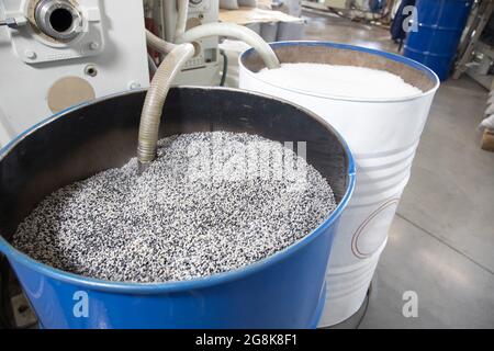 Vollkornmalz im offenen Fass. Weißer Polypropylenbeutel. PP Stockfoto