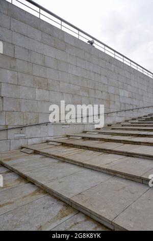 Wunderschöne Treppe mit braunen Granitsteinen und metallischen Handläufen in einem Park Stockfoto