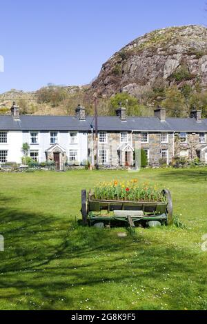 Beddgelert Wales hübsche Ferienhäuser an einem malerischen Dorf grüner Snowdonia-Nationalpark Einfache ländliche Szene an einem ruhigen sonnigen Frühlingstag Vertical Sho Stockfoto