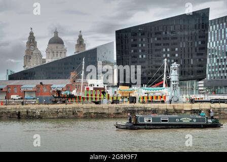 Liverpool Canning Dock am Wasser mit Büros, die drei Grazien und Leber Gebäude im Hintergrund Stockfoto