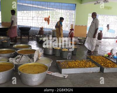 KALKUTTA, INDIEN - 30. Jun 2021: Sunderban, Indien : Lokale NGOs bereiten in einem Hochwasserschutzlager in einem Hilfszentrum in Sunderbans, in, Lebensmittel für Flutopfer vor Stockfoto