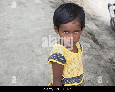 KALKUTTA, INDIEN - 30. Jun 2021: Ein Mädchen im Zyklon-Hilfslager, das in Sunderban, Indien, für die Opfer des Zyklons YaaS eingerichtet wurde Stockfoto